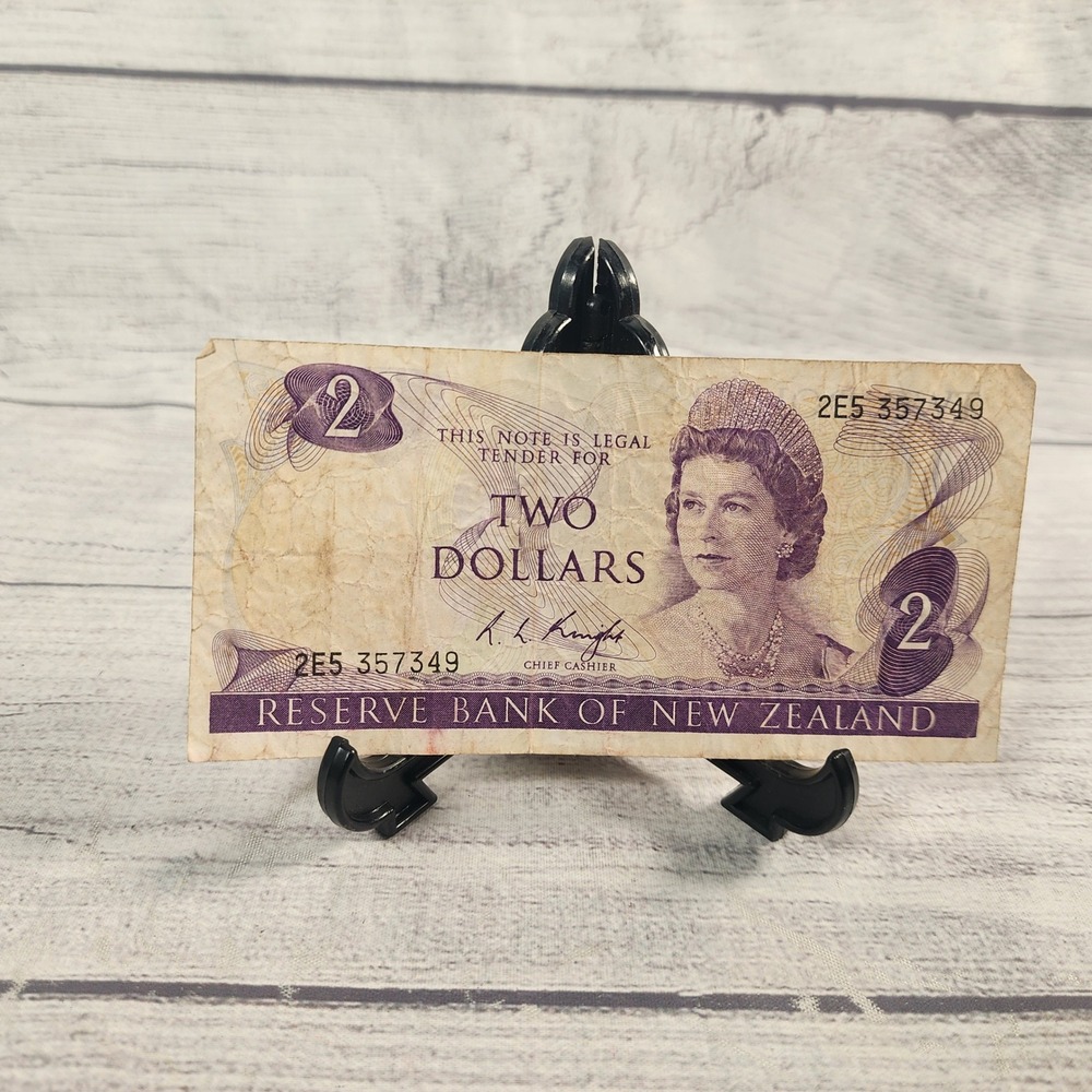 New Zealand 2 Dollars Banknote Queen Elizabeth II R.L. Knight Purple 2E5 357349